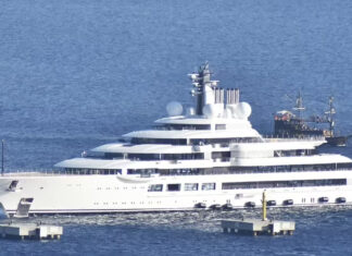 Oligarchi russi, mistero sul mega yacht di 140 metri ormeggiato a Marina di Carrara