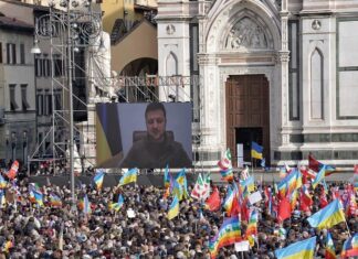 Ucraina, tamponi e scuola. Le linee guida dell’accoglienza in Toscana Zelensky Firenze