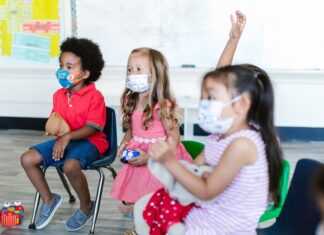 Covid, mascherine per i bimbi di sei anni. Le Regioni chiedono nuovi criteri