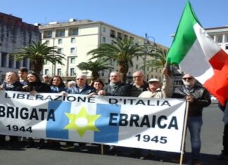 Livorno allo stadio con la bandiera del Donbass