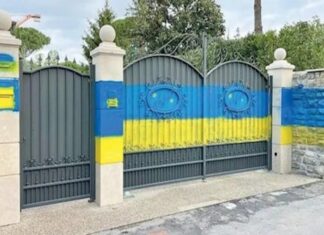Forte dei Marmi, storica dimora verniciata con i colori dell’Ucraina