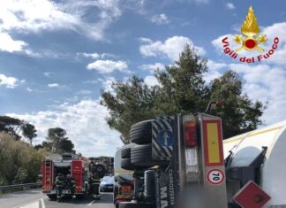 Quercianella, si ribalta cisterna carica di gasolio