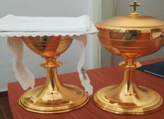 Firenze, ruba due calici in chiesa