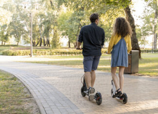 Firenze, il Tar dice no all’obbligo di casco in monopattino
