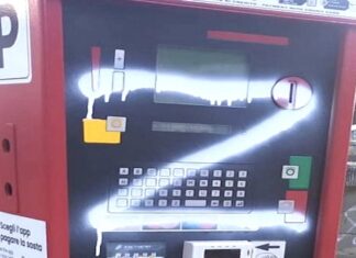 Firenze, parcometri imbrattati con la ‘Z’ dei carri russi Parcometro vandalismo criminalità