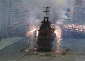 Firenze, lo scoppio del Carro da tradizione a cartoon