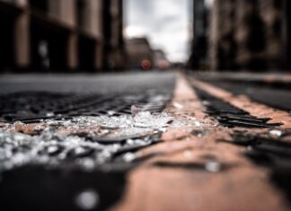 Livorno, ‘spaccate’ negli esercizi commerciali e motorini rubati. Fermati cinque minorenni vandalismo criminalità