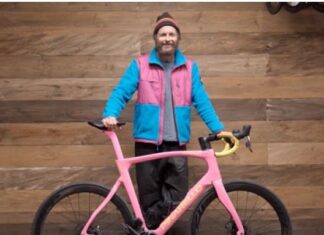 Jovanotti mette all’asta la sua bici rosa per l’Ucraina