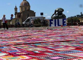 A Firenze il maxi mantello delle cure palliative con 3mila metri di stoffa