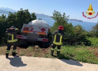 Portoferraio, fuori strada autocisterna con 4.000 litri di gpl Incidente Portoferraio Vigili del Fuoco autocisterna