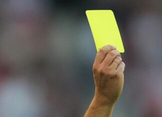 Firenze, padre picchia arbitro e tifoso dopo il giallo al figlio: arrestato tecnico sport