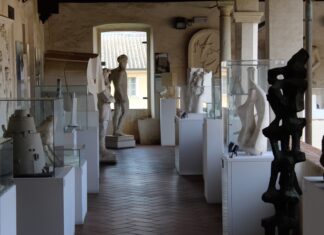 Pietrasanta, i bambini ucraini al museo con la famiglia