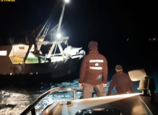 Pescano a strascico in zone non consentite Guardia di finanza pescatori a stracico
