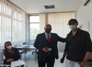 Livorno, il Questore consegna i permessi di soggiorno ai profughi ucraini questura livorno