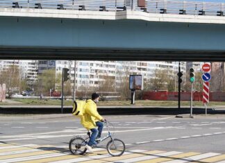 Firenze, ruba la bici a un rider. Fermato Rider delivery