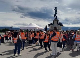 Grazie Firenze, i profughi ucraini puliscono piazzale Michelangelo Ucraini Firenze solidarietà