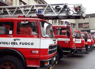 Prato, incendio in azienda tessile: operai intossicati Vigili del fuoco