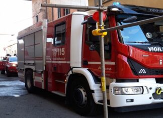 Precipita dal ponte in Arno con l’auto Vigili del fuoco