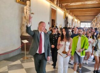 Firenze, la regina del pop Dua Lipa agli Uffizi