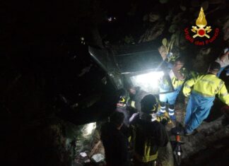 Capoliveri, auto in una scarpata. Salvi i due giovani a bordo