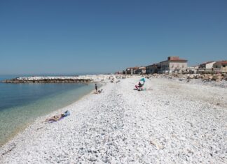 Marina di Pisa, si sistemano le spiagge di ghiaia per i turisti Marina di Pisa spiaggia sassi bianchi costa