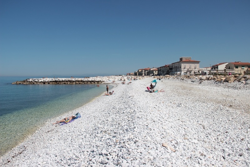 Marina di Pisa spiaggia sassi bianchi costa