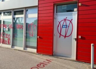 Lucca, raid vandalico contro Noi Tv vandalismo illegalità noi tv