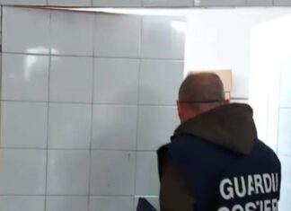 Prato, 800 chili di pesce scaduto nascosti in un supermercato