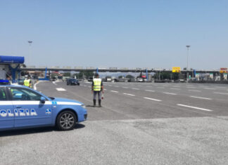 Lucca, suora in panne in autostrada soccorsa dalla Polizia Polizia Stradale