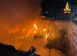 Scandicci, incendio in un capannone industriale