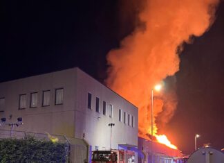 Signa, fiamme in un’azienda chimica. Il sindaco: “Tenete le finestre chiuse”