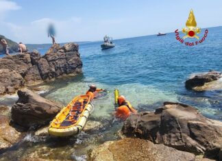 Cade sugli scogli livornesi del Romito e batte la testa. Soccorsa via mare