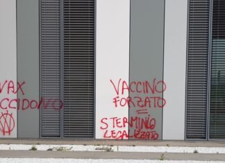 Prato, scritte contro vaccini Covid. Il sindaco: “Ci mancava il grullaio”