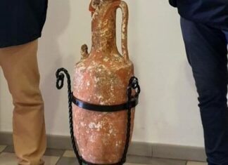 Livorno, anfora romana in salotto. Denunciati marito e moglie