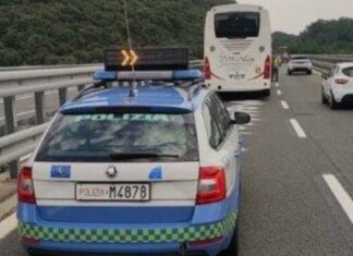 Paura in autostrada. Bus con 31 ragazzi si ferma in corsia sorpasso