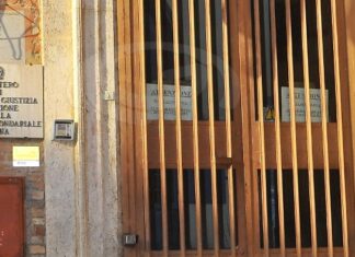 Siena, minaccia e picchia il padre anziano: arrestato