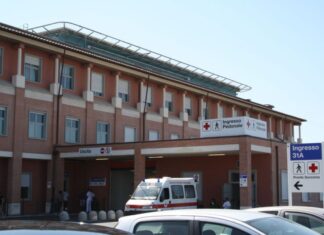 Pisa, ragazzino di 13 anni si arrampica sopra un treno. Folgorato Un ragazzino di 13 anni portato a Cisanello, ustionato dopo aver toccato cavi alta tensione salendo sopra un treno