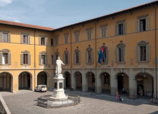 Terremoto a Prato. Scossa preceduta da un boato Piazza del Comune a Prato, sede di Palazzo Comunale