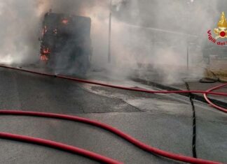 Autobus in fiamme a Firenze. Non ci sono feriti