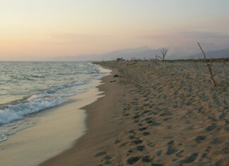 A Viareggio il Comune inaugura la spiaggia per nudisti