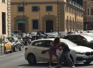 Pugni e calci tra donna e uomo in centro a Livorno: nessuno li ferma