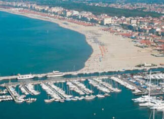 Muore cadendo con la bici in mare nel porto di Viareggio