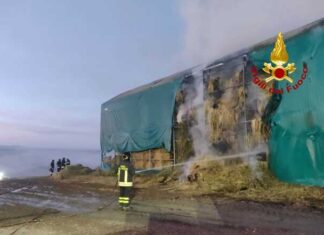 Monteroni d’Arbia, incendio di rotoballe in un deposito