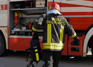 Massa, si barrica in casa e prende in ostaggio i fratelli. Blitz dei carabinieri