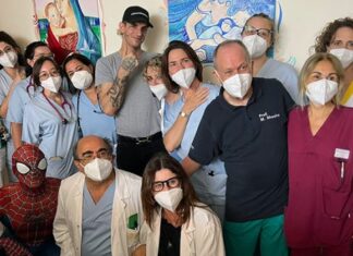 Siena, Achille Lauro in visita dai piccoli pazienti in ospedale
