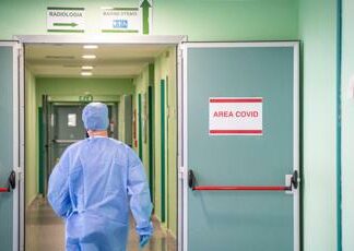 Covid Italia, i dati di oggi: calano Rt e ricoveri