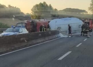 Tir con carico di farina si ribalta su Fi-Pi-Li. Corsia chiusa