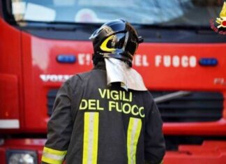 Chiusi, incendio in una fabbrica di calzature vigili del fuoco