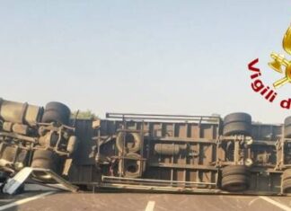 Arezzo, autotreno si ribalta in A1. Ferito l’autista