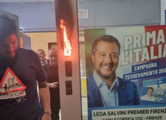 Firenze, fiamme nella sede della Lega con riunione in corso